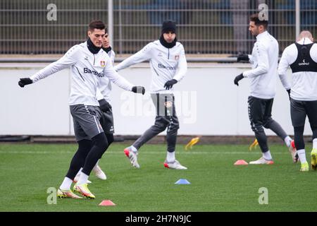 Leverkusen, Deutschland. 24th. November 2021. Fußball: Europa League, vor dem Gruppenspiel Bayer Leverkusen - Celtic Glasgow, Abschlusstraining Bayer Leverkusen. Patrik Schick (l) trainiert mit dem Team. Quelle: Marius Becker/dpa/Alamy Live News Stockfoto