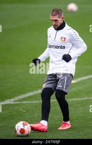 Leverkusen, Deutschland. 24th. November 2021. Fußball: Europa League, vor dem Gruppenspiel Bayer Leverkusen - Celtic Glasgow, Abschlusstraining Bayer Leverkusen. Robert Andrich spielt den Ball. Quelle: Marius Becker/dpa/Alamy Live News Stockfoto