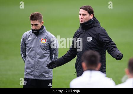 Leverkusen, Deutschland. 24th. November 2021. Fußball: Europa League, vor dem Gruppenspiel Bayer Leverkusen - Celtic Glasgow, Abschlusstraining Bayer Leverkusen. Coach Gerardo Seoane (r) spricht mit dem Team. Quelle: Marius Becker/dpa/Alamy Live News Stockfoto