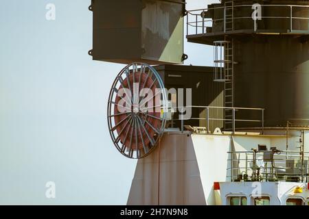 Schlauch außerhalb des modernen Industrieschiffs Stockfoto