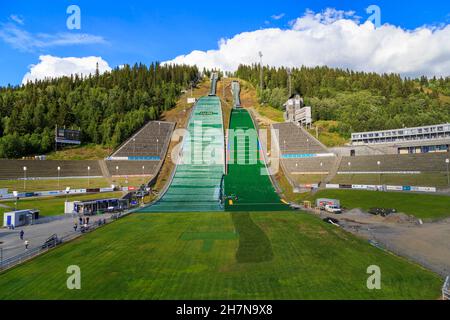 LILLEHAMMER, NORWEGEN - 6. JULI 2016: Dies ist eine Schanze in Lillehammer, bekannt als Lysgardsbakken, die 1993, speziell zum XVII. Olympischen Winter, eröffnet wurde Stockfoto