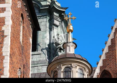 KRAKAU, POLEN - 29. APRIL 2012: Dies ist ein architektonisches Fragment der Kathedrale der Heiligen Stanislaus und Vaclav im Schloss Wawel. Stockfoto