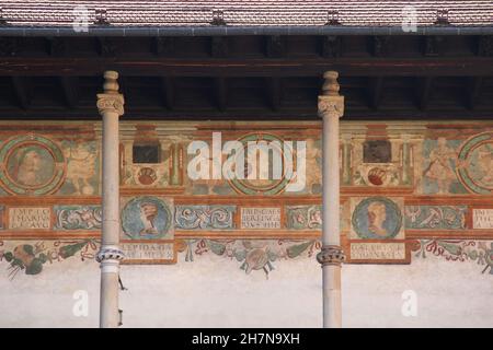 KRAKAU, POLEN - 29. APRIL 2012: Es ist ein Fragment von dekorativen Fresken des arkadenten Hofes der Burg Wawel. Stockfoto