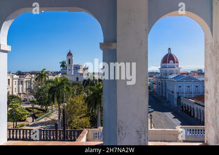 Blick auf den Park Jose Marti mit Rathaus und Kathedrale in Cienfuegos, Kuba Stockfoto