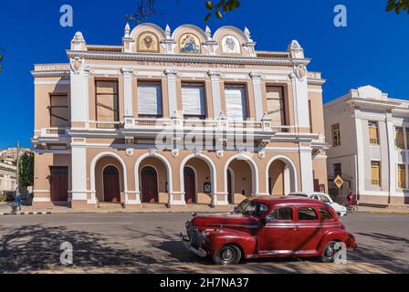 CIENFUEGOS, KUBA - 10. JANUAR 2021: Theater Tomas Terry Gebäude am 10. Januar 2021 in Cienfuegos, Kuba. Die Altstadt ist ein UNESCO-Weltkulturerbe Stockfoto