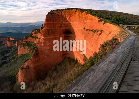 Römische antike Goldminen der Medulas, die seit Orellan Lookout, Castilla y Leon, Spanien bei Sonnenuntergang zum UNESCO-Weltkulturerbe erklärt wurden. Stockfoto