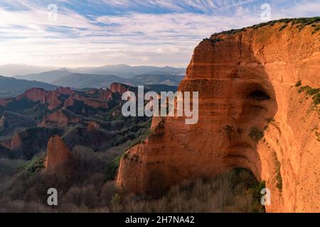 Römische antike Goldminen der Medulas, die seit Orellan Lookout, Castilla y Leon, Spanien bei Sonnenuntergang zum UNESCO-Weltkulturerbe erklärt wurden. Stockfoto