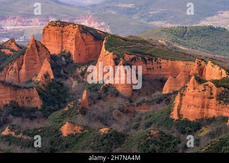 Römische antike Goldminen der Medulas, die seit Orellan Lookout, Castilla y Leon, Spanien bei Sonnenuntergang zum UNESCO-Weltkulturerbe erklärt wurden. Stockfoto