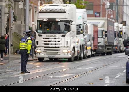 LKW-Fahrer nehmen an einem Protest auf der Dawson Street im Stadtzentrum von Dublin Teil, um niedrigere Kraftstoffpreise zu fordern. Bilddatum: Mittwoch, 24. November 2021. Stockfoto