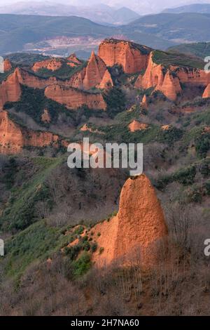 Römische antike Goldminen der Medulas, die seit Orellan Lookout, Castilla y Leon, Spanien bei Sonnenuntergang zum UNESCO-Weltkulturerbe erklärt wurden. Stockfoto