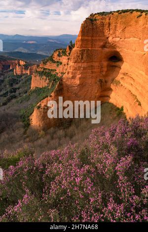 Römische antike Goldminen der Medulas, die seit Orellan Lookout, Castilla y Leon, Spanien bei Sonnenuntergang zum UNESCO-Weltkulturerbe erklärt wurden. Stockfoto