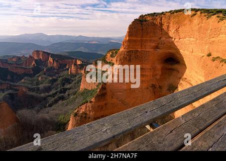 Römische antike Goldminen der Medulas, die seit Orellan Lookout, Castilla y Leon, Spanien bei Sonnenuntergang zum UNESCO-Weltkulturerbe erklärt wurden. Stockfoto