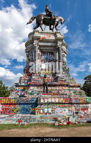 RICHMOND, USA - 19. Aug 2020: Eine vertikale Aufnahme eines Protesters, der vor dem Robert-E-Lee-Denkmal in Richmond, Virginia, steht Stockfoto