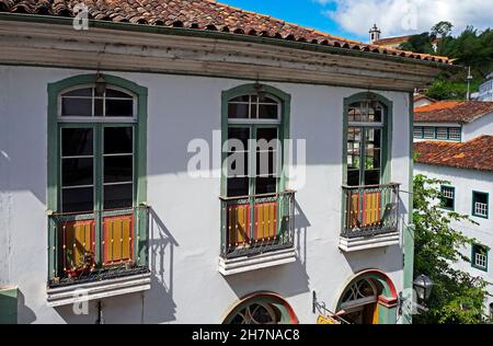 Koloniale Balkone an der Fassade in Ouro Preto, Brasilien Stockfoto