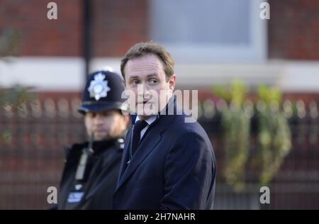 Tom Tugendhat MP (Con: Tonbridge and Malling) in der Westminster Cathedral für den Gedenkgottesdienst von Sir Davis Amess, 23rd. November 2021 Stockfoto