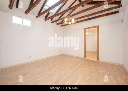 Wohnzimmer in einer leeren Wohnung mit freiliegenden Holzbalken Stockfoto