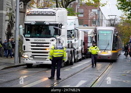 LKW-Fahrer nehmen an einem Protest auf der Dawson Street im Stadtzentrum von Dublin Teil, um niedrigere Kraftstoffpreise zu fordern. Bilddatum: Mittwoch, 24. November 2021. Stockfoto