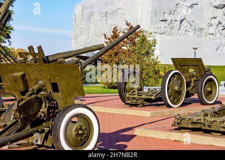 BREST, WEISSRUSSLAND - 18. OKTOBER 2019: Historische Artilleriebwaffe auf den Rädern aus dem Zweiten Weltkrieg. Nahaufnahme einer militärischen Kanonenwaffe im Retro-Stil. Stockfoto