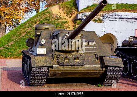 BREST, WEISSRUSSLAND - 18. OKTOBER 2019: Historischer sowjetischer Panzer auf der Raupe aus dem Zweiten Weltkrieg. Nahaufnahme eines retro-sowjetischen Militärpanzars mit Waffe Stockfoto