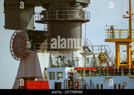 Schlauch außerhalb des modernen Industrieschiffs Stockfoto