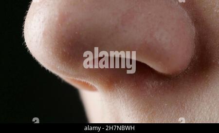 Nahaufnahme der weiblichen atmenden Nase Stockfoto