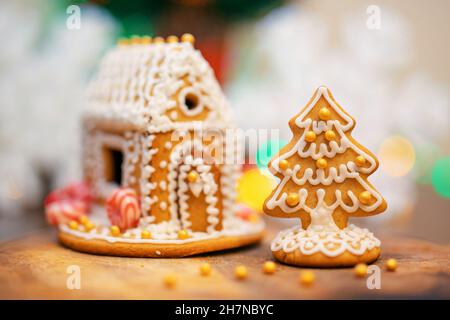 Lebkuchenhaus aus Lebkuchengebäck, verziert mit Glasur, Karamell, Süßigkeiten, dekorativen Perlen. Lebkuchen Weihnachtsbaum. Stockfoto