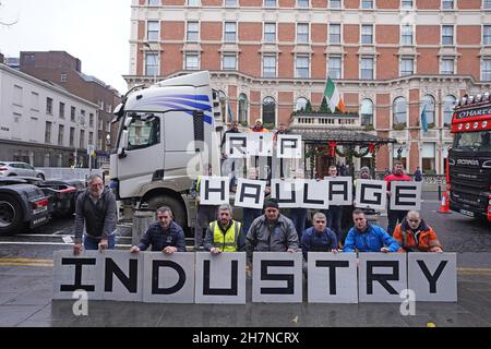 LKW-Fahrer nehmen an einem Protest vor dem Hotel in Shelbourne Dublin Teil, um niedrigere Kraftstoffpreise zu fordern. Bilddatum: Mittwoch, 24. November 2021. Stockfoto