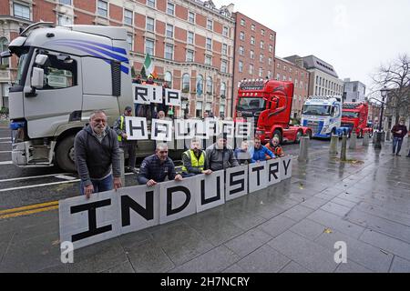 LKW-Fahrer nehmen an einem Protest vor dem Hotel in Shelbourne Dublin Teil, um niedrigere Kraftstoffpreise zu fordern. Bilddatum: Mittwoch, 24. November 2021. Stockfoto