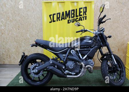 Ducati Scrambler Motorrad: Icon-Modell, mit Sonderfarbe in schwarz, Panoramablick, isoliert. São Paulo - São Paulo - Brasilien. März 2017. Stockfoto