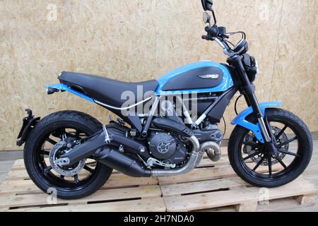 Ducati Scrambler Motorrad: Icon-Modell, mit kundenspezifischer Farbe in blau, Panoramablick, isoliert. São Paulo - São Paulo - Brasilien. März 2017. Stockfoto