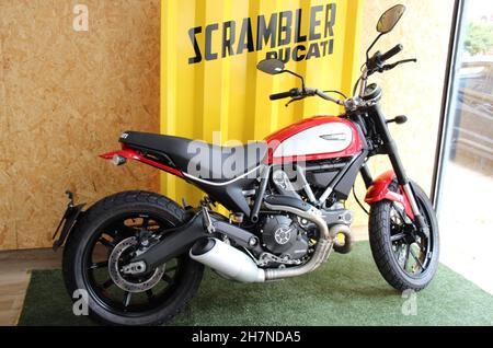 Ducati Scrambler Motorrad: Icon-Modell, mit kundenspezifischer Farbe in rot, Panoramablick, isoliert. São Paulo - São Paulo - Brasilien. März 2017. Stockfoto