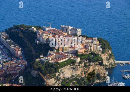 Luftpanorama auf den Felsen von Monaco, das Ozeanographische Museum, den Fürstenpalast und Monaco-Ville. Stockfoto