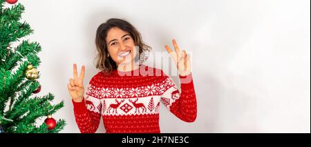 Junge Erwachsene Frau feiert Silvester und weihnachten zu Hause. Stockfoto