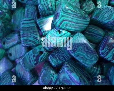 Nahaufnahme vieler Malachitsteine, Vollbild, Draufsicht. Stockfoto