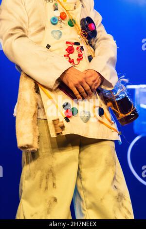 Schauspieler, der eine Figur auf der Bühne eines Theaters darstellt. Mit seinem Körper macht er verschiedene Gesten und Ausdrücke. Sesi Theater, Salvador, Bahia, Braz Stockfoto