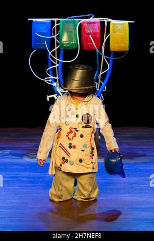 Schauspieler, der eine Figur auf der Bühne eines Theaters darstellt. Mit seinem Körper macht er verschiedene Gesten und Ausdrücke. Sesi Theater, Salvador, Bahia, Braz Stockfoto