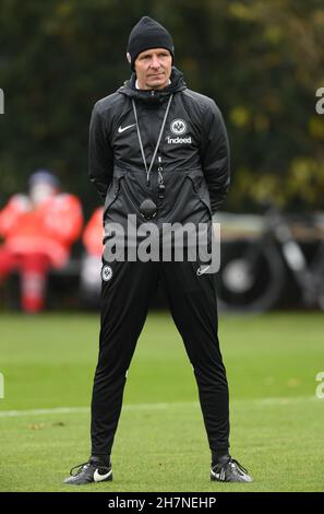 25. November 2021, Hessen, Frankfurt/Main: Cheftrainer Oliver Glasner führt Eintracht Frankfurts letztes Training vor dem Europa-League-Spiel gegen Royal Antwerp an. Foto: Arne Dedert/dpa Stockfoto