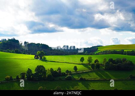 Landschaft im Sauerland bei Oberhenneborn. Panoramablick auf die grüne Natur mit Hügeln und Wäldern. Stockfoto