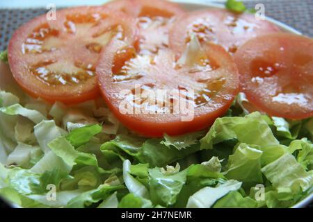 Tomate und grüner Blattsalat, schließen, Vollbild. Stockfoto