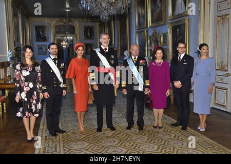 Prinzessin Sofia, Prinz Carl Philipp, Königin Letizia, König Felipe, König Carl Gustaf, Königin Silvia, Prinz Daniel und Kronprinzessin Victoria bei der offiziellen Begrüßungszeremonie im Königspalast in Stockholm, Schweden, 24. November 2021. Die spanischen Royals sind auf einem zweitägigen Staatsbesuch in Schweden. Foto: Claudio Bresciani / TT-Code 10090 Stockfoto