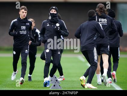 James Maddison (Mitte) von Leicester City mit Teamkollegen während einer Trainingseinheit im Seagrave Training Complex, Leicester. Bilddatum: Mittwoch, 24. November 2021. Stockfoto