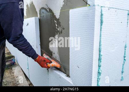 Bauarbeiter installieren Styropor-Dämmplatten an der Hausfassadenwand für  den thermischen Schutz Stockfotografie - Alamy