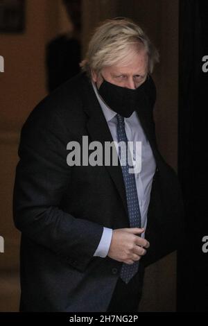 Downing Street, London, Großbritannien. 24th. November 2021. Der britische Premierminister Boris Johnson, MP, verlässt die Downing Street 10 zur Fragestunde am Premierministers im Parlament. Kredit: Imageplotter/Alamy Live Nachrichten Stockfoto