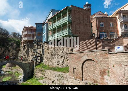 Historische Holzhäuser mit offenen, geschnitzten Balkonen in der Abanotubani-Gegend der Altstadt von Tblisi, Georgien, Kaukasus. Stockfoto