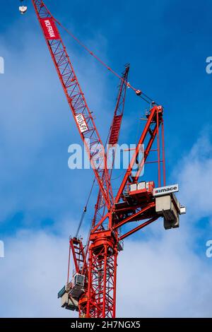 Victoria London England Großbritannien, November 21 2021, zwei Turmdrehkrane, die Baumaschinen auf Einer Baustelle in der Londoner Innenstadt bauen Stockfoto