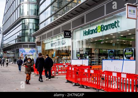 Victoria London England Großbritannien, November 21 2021, Fußgänger oder Menschen, die entlang der Victoria Street London Waterstones Book Shop und Holland und Stockfoto