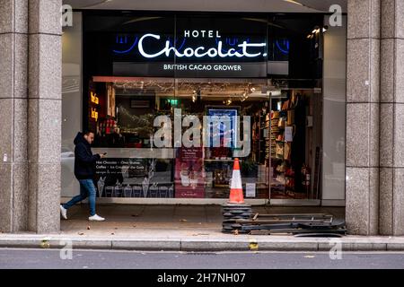 Victoria London England, November 21 2021, High Street Retailer Hotel Chocolat Shop Front mit Einer Person, die vorbei geht Stockfoto