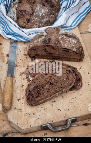 Chocolate Sourdough Bread auf einem Holzbrett Stockfoto