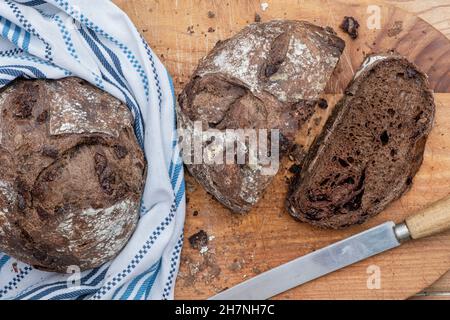 Chocolate Sourdough Bread auf einem Holzbrett Stockfoto