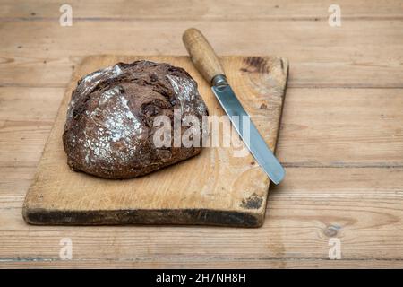 Chocolate Sourdough Bread auf einem Holzbrett Stockfoto